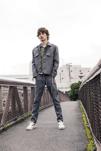 Comment porter des baskets basses en toile beiges à l'adolescence