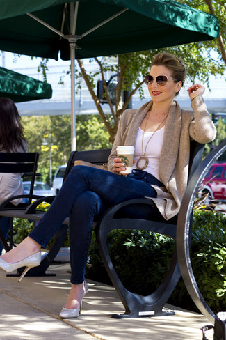 Comment porter un cardigan beige pour un style chic decontractés