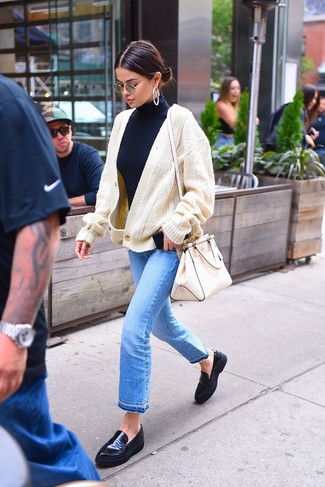 Comment porter un cardigan beige pour un style elégantes