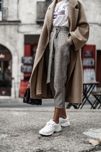 Comment porter un cardigan beige quand il fait froid