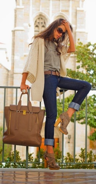 Comment porter un cardigan beige pour un style chic decontractés