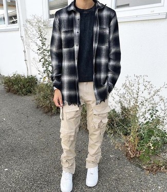 Comment porter un pantalon cargo beige homme