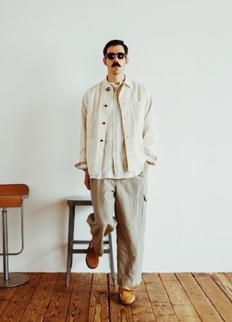Comment porter un pantalon cargo beige homme