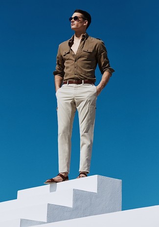 Comment porter un pantalon cargo beige homme