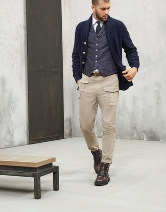 Comment porter un pantalon cargo beige homme