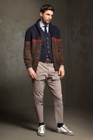 Comment porter un pantalon cargo beige homme