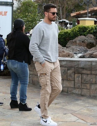 Comment porter un pantalon cargo beige homme