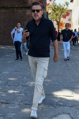 Comment porter un pantalon cargo beige homme