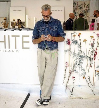 Comment porter un pantalon cargo beige homme
