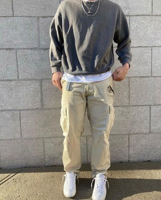 Comment porter un pantalon cargo beige homme