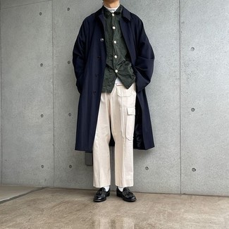 Un pull à col roulé à porter avec un pantalon cargo beige