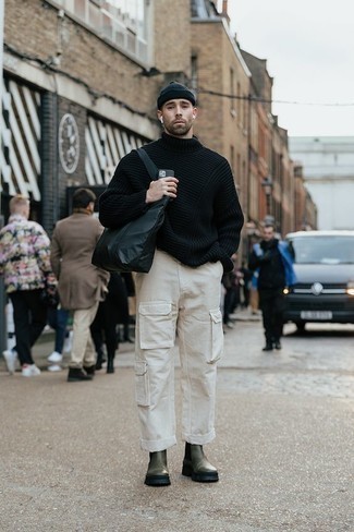 Un pull à col roulé à porter avec un pantalon cargo beige