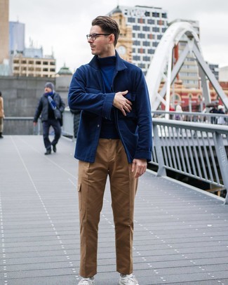 Un pull à col roulé à porter avec un pantalon cargo beige