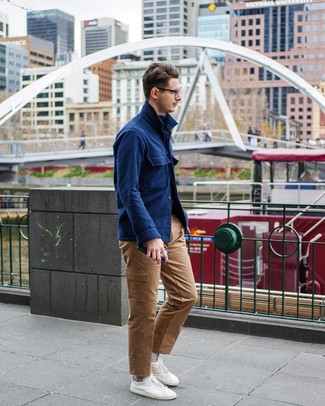 Un pull à col roulé à porter avec un pantalon cargo beige
