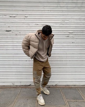 Un pull à col roulé à porter avec un pantalon cargo beige