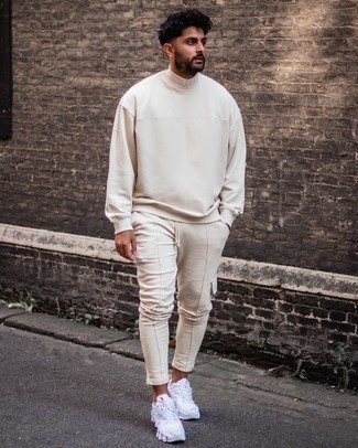 Un pull à col roulé à porter avec un pantalon cargo beige
