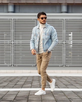 Un pull à col roulé à porter avec un pantalon cargo beige
