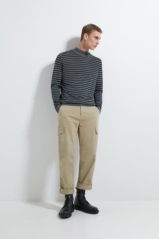 Un pull à col roulé à porter avec un pantalon cargo beige