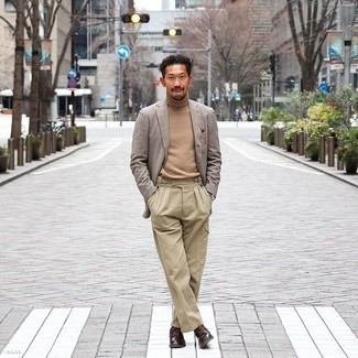 Un pull à col roulé à porter avec un pantalon cargo beige