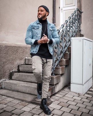 Un pull à col roulé à porter avec un pantalon cargo beige