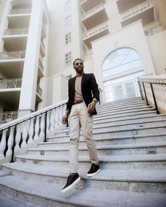 Un pull à col roulé à porter avec un pantalon cargo beige