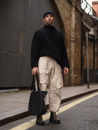 Un pull à col roulé à porter avec un pantalon cargo beige