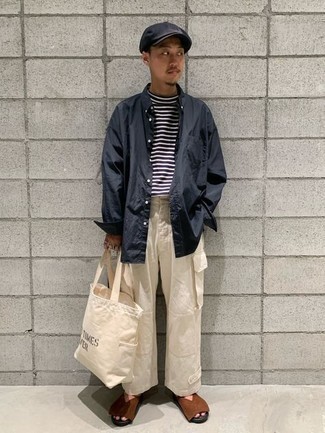 Un pull à col roulé à porter avec un pantalon cargo beige