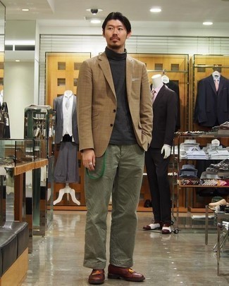 Comment porter une veste à carreaux beige au printemps