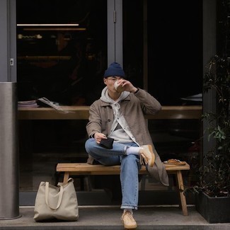 Comment porter un pardessus à carreaux beige quand il fait froid