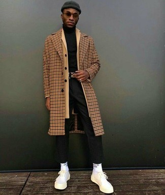Comment porter un pardessus à carreaux beige quand il fait froid