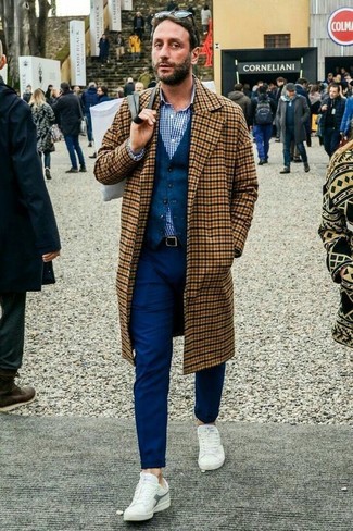 Comment porter un pardessus à carreaux beige quand il fait froid