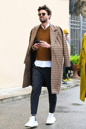 Comment porter un pardessus à carreaux beige quand il fait froid