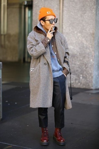 Comment porter un pardessus à carreaux beige quand il fait froid