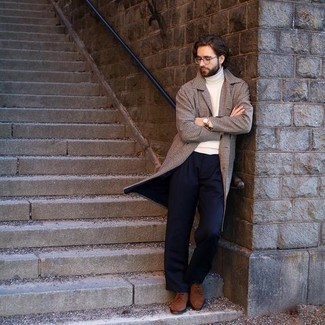 Comment porter un pardessus à carreaux beige quand il fait froid
