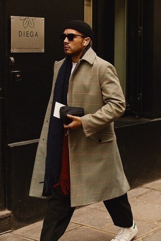 Comment porter un pardessus à carreaux beige quand il fait froid
