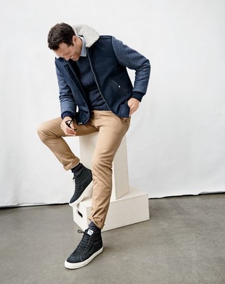 Un pull à col rond à porter avec un pantalon chino beige
