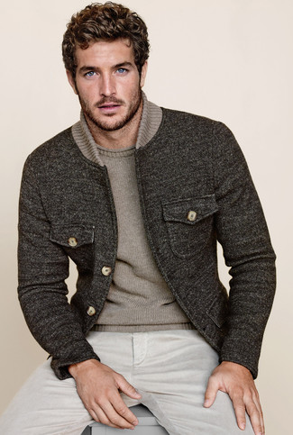 Un pull à col rond à porter avec un pantalon chino beige