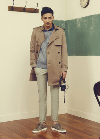 Un pull à col rond à porter avec un pantalon chino beige