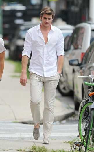 Comment porter un pantalon chino beige en été