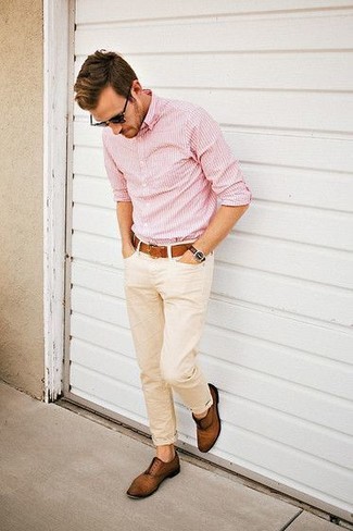 Comment porter un pantalon chino beige en été