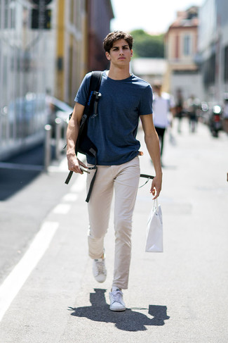 Comment porter un pantalon chino beige en été