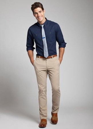 Comment porter un pantalon chino beige en été