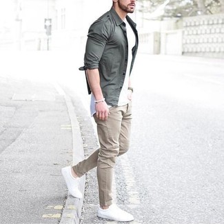 Comment porter un pantalon chino beige en été