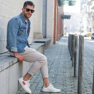 Comment porter un pantalon chino beige en été