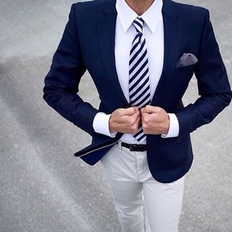Comment porter un pantalon chino beige en été