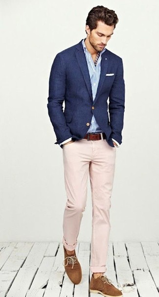 Comment porter un pantalon chino beige en été
