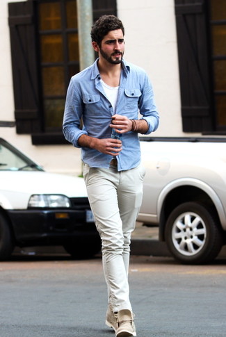 Comment porter un pantalon chino beige en été