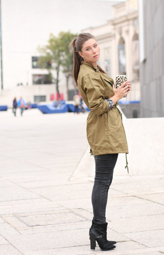 Comment porter une pochette beige