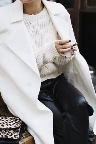 Comment porter une pochette beige