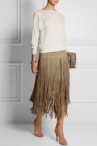 Comment porter une pochette beige